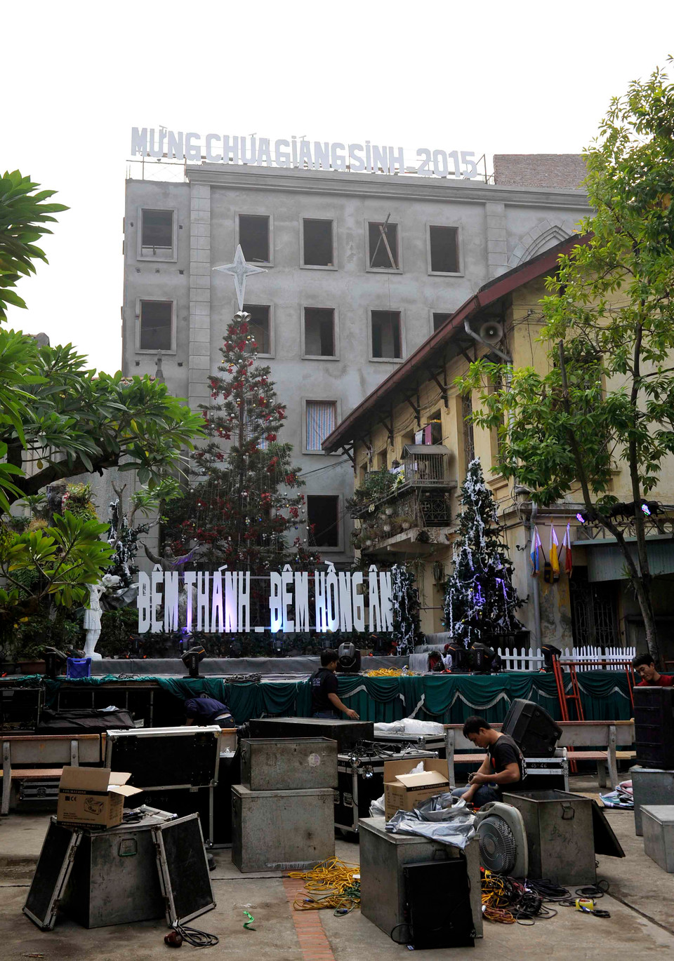 Chuẩn bị sân khấu cho đêm Giáng sinh. (Ảnh: Doãn Đức/Vietnam+)