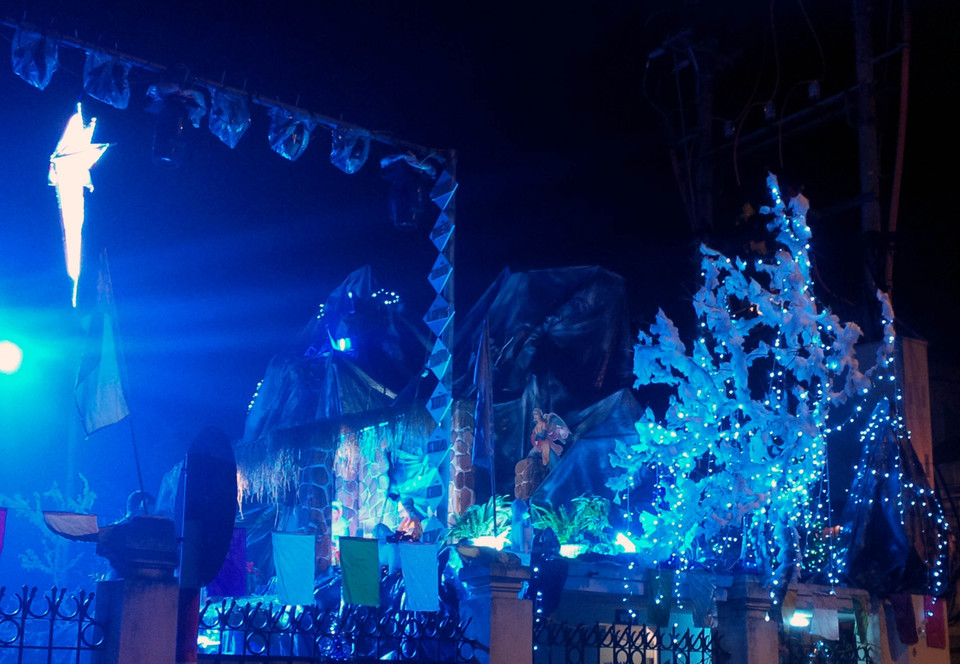 Bên ngoài nhà thờ được trang trí với nhiều màu sắc lung linh, sặc sỡ. (Ảnh: Doãn Đức/Vietnam+)