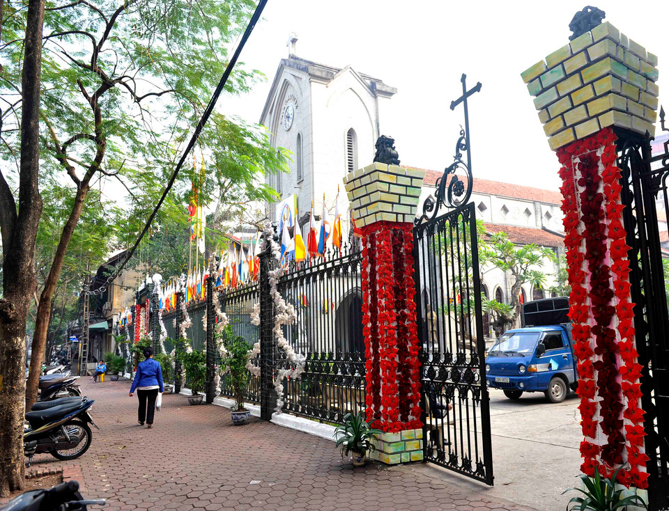 Nhà thờ Hàm Long tọa lạc ở số 21 phố Hàm Long, quận Hoàn Kiếm, công trình do kiến trúc sư người Việt - Doctor Thân (quê ở Hạ Hồi, Thường Tín, Hà Tây) du học ở Pháp thiết kế. (Ảnh: Doãn Đức/Vietnam+)