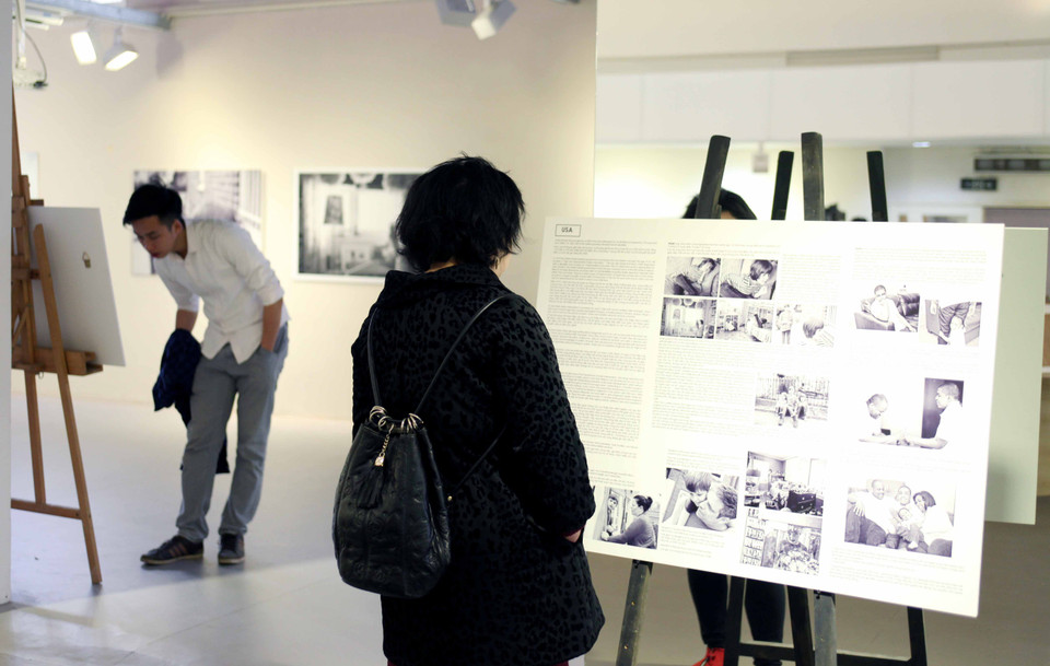 Trong suốt ba năm qua, Debbie đã đi tới nhiều nơi trên thế giới để ghi lại những trải nghiệm về tự kỷ trong nhiều bối cảnh văn hóa, xã hội, kinh tế khác nhau. (Ảnh: Doãn Đức/Vietnam+)