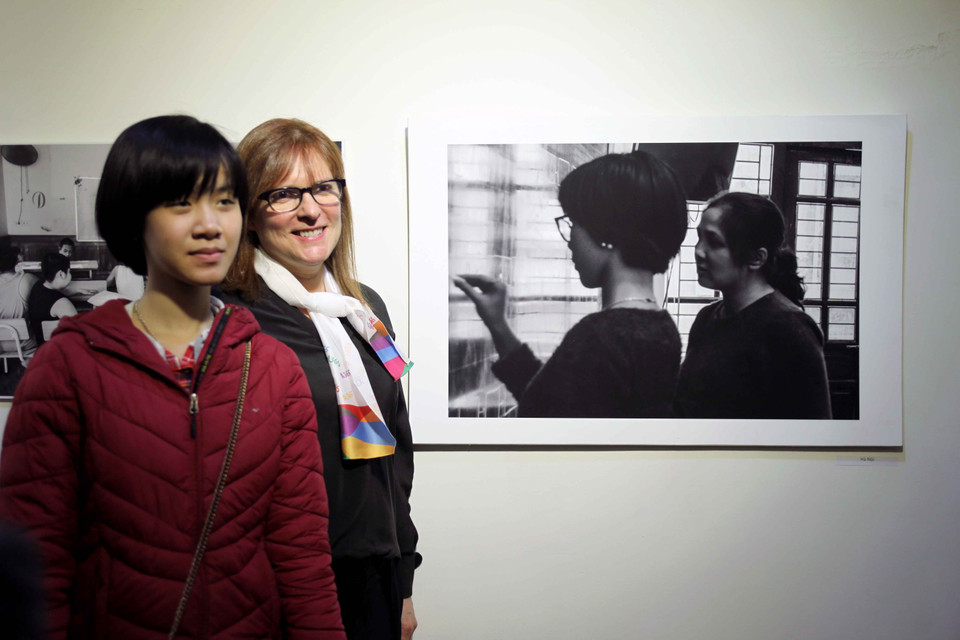 Nhiếp ảnh gia Debbie và nhân vật trong bức ảnh của mình tại triển lãm. (Ảnh: Doãn Đức/Vietnam+)