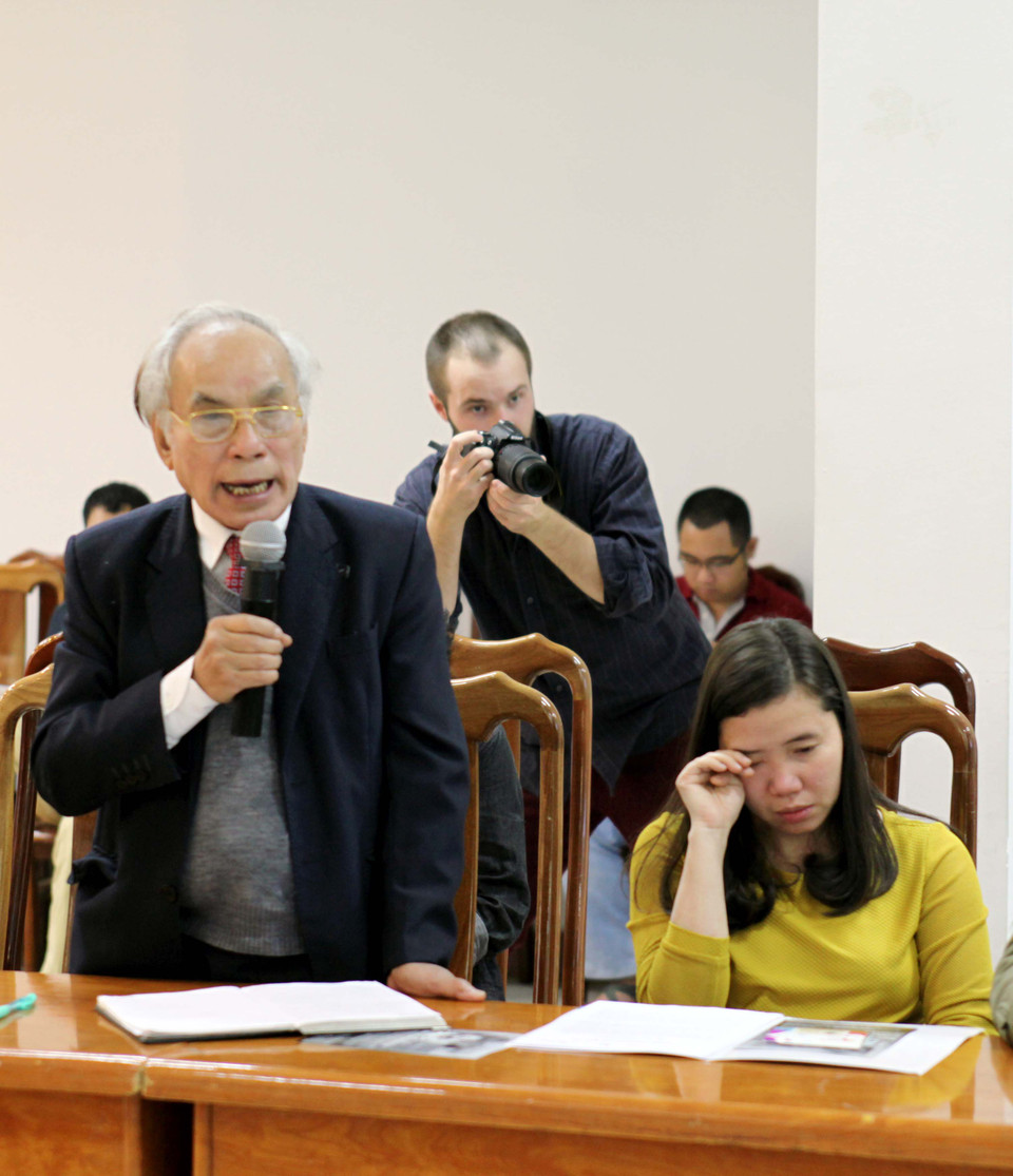 Trong buổi tọa đàm trước triển lãm, người thân của cháu Nguyễn H. Đăng (một cháu bé mắc tự kỷ) xúc động cảm ơn nhiếp ảnh gia Debbie đã tới chia sẻ và thực hiện bộ ảnh về cháu. (Ảnh: Doãn Đức/Vietnam+)