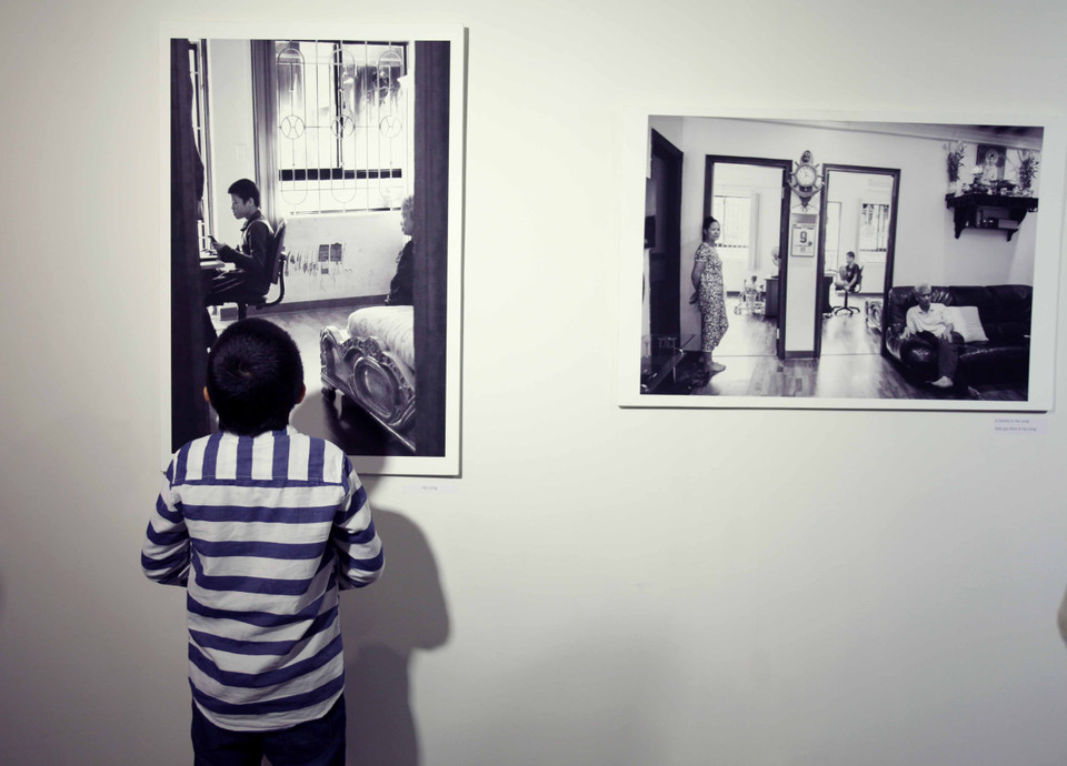 Các bức ảnh trong triển lãm được trưng bày thành các khu vực theo từng quốc gia, trong đó nổi lên các chủ đề chính là Trường học, Gia đình và Tương lai của người tự kỷ. (Ảnh: Doãn Đức/Vietnam+)