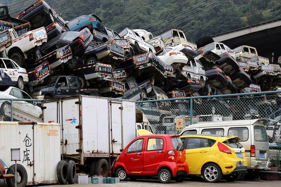 'Nghĩa địa xe' ở đây là nơi tái sinh của nhiều chiếc xe khi không ít trong số xe hỏng sẽ được tái chế để phục vụ cho việc khác. (Nguồn: CCTVNews)