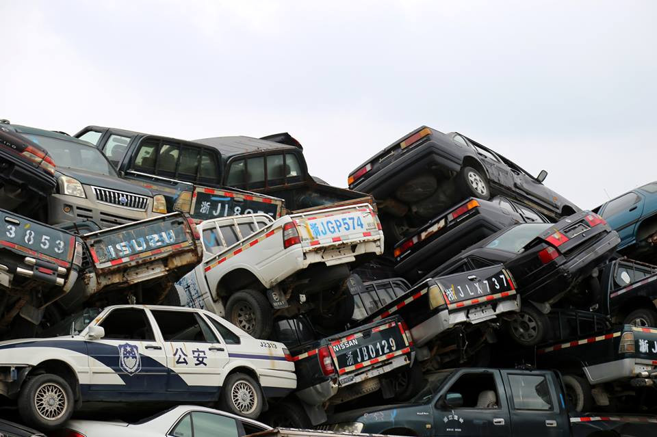 Những chiếc xe hỏng, quá sử dụng được vứt lại bãi phế liệu. (Nguồn: CCTVNews)