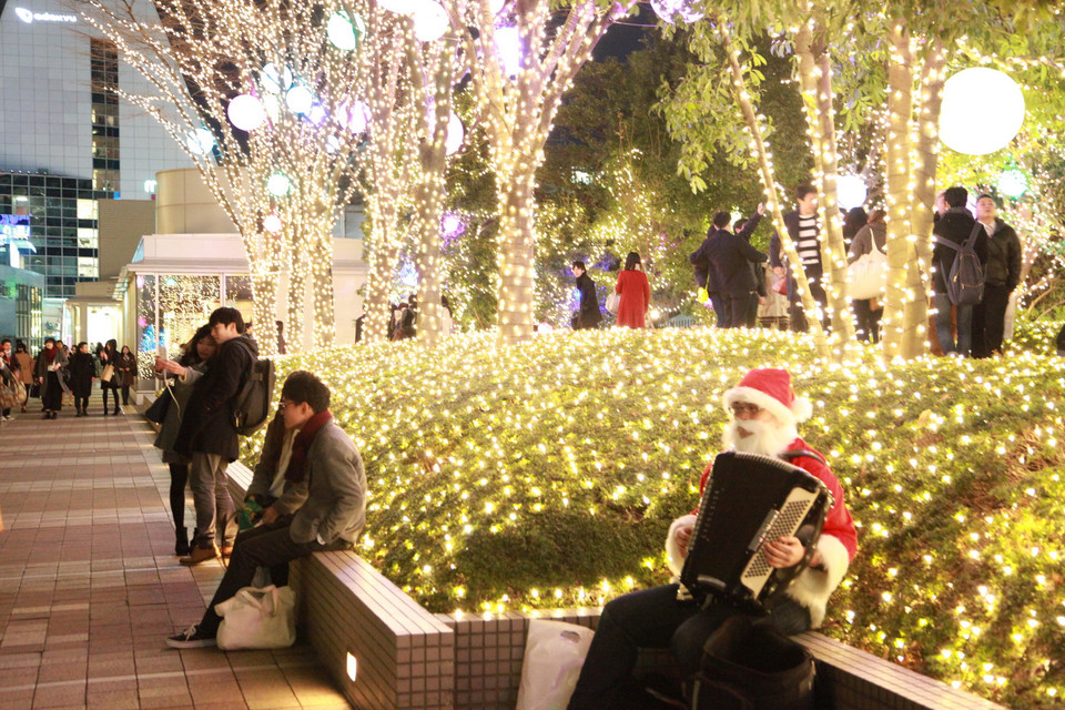 Lễ hội ánh sáng tại Terrace Shinjuku tao nên một không gian vô cùng lãng mạn và kỳ diệu như trong truyện cổ tích. (Ảnh: Nguyễn Tuyến/Vietnam+)