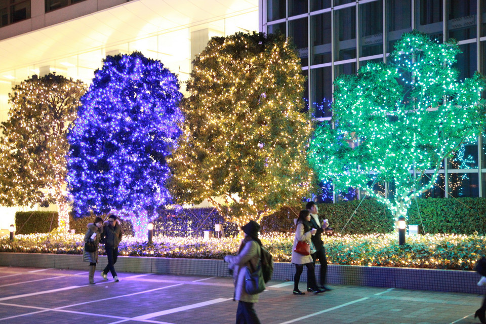 Với 300 quả cầu ánh sáng và 250.000 bóng đèn đủ màu sắc, lễ hội ánh sáng tại Terrace Shinjuku tao nên một không gian vô cùng kỳ diệu như trong truyện cổ tích. (Ảnh: Nguyễn Tuyến/Vietnam+)