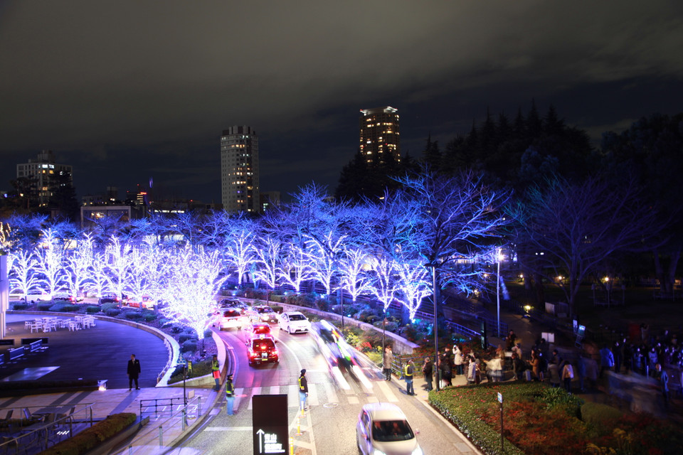 Hàng cây rực rỡ đèn màu ngay trước cửa ga Roppongi. (Ảnh: Nguyễn Tuyến/Vietnam+)