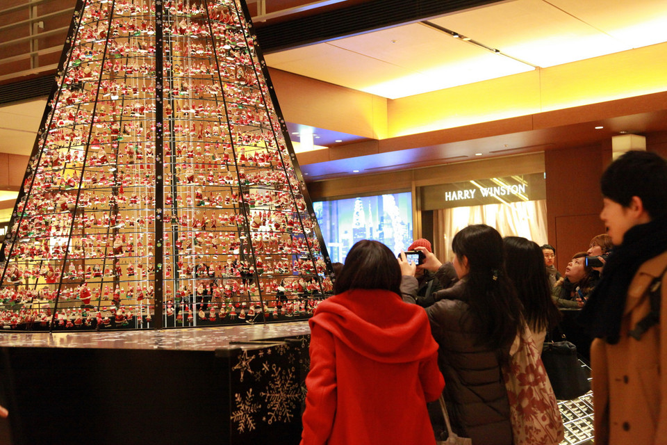 Cây thông Noel đặc biệt của Tokyo Midtown. (Ảnh: Nguyễn Tuyến/Vietnam+)