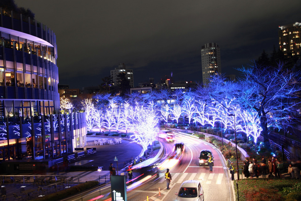 Bước ra khỏi ga Roppongi, du khách sẽ nhìn thấy những hàng cây rực rỡ đèn màu ngay trước cửa ga và dọc theo một số tuyến đường lớn như Keyakizaka. (Ảnh: Nguyễn Tiến/Vietnam+)