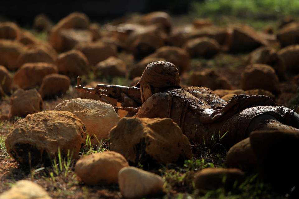 Lính đặc công còn phải giấu mình hàng giờ, thậm chí nhiều ngày liên tục khi tiếp cận mục tiêu trong điều kiện vô cùng khắc nghiệt của thời tiết, địa hình. (Ảnh: An Đăng/TTXVN)