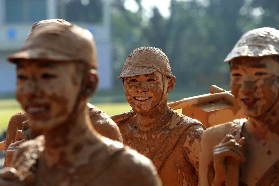 Việc ngụy trang để hòa mình vào không gian chiến đấu mất rất nhiều thời gian. (Ảnh: An Đăng/TTXVN)