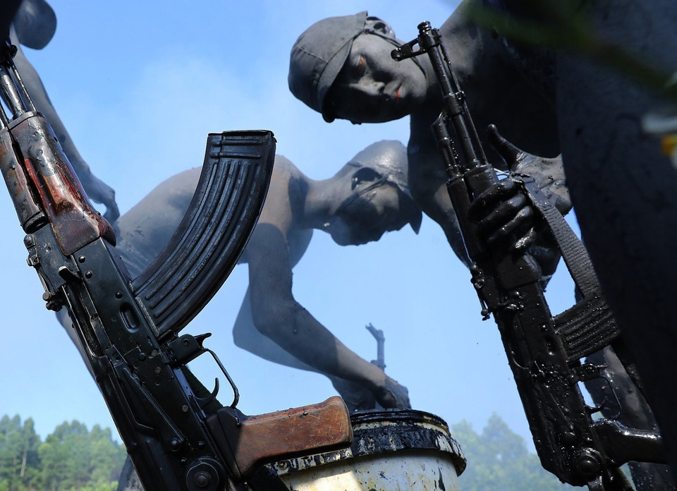 Để tránh địch phát hiện và tác chiến thành công, vũ khí cũng được các chiến sỹ ngụy trang kỹ càng. (Ảnh: An Đăng/TTXVN)