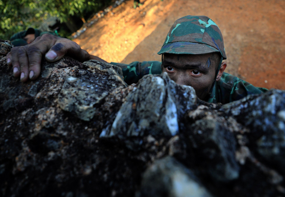 Chiến sỹ Lữ đoàn Đặc công 113 huấn luyện về khả năng sinh tồn trong điều kiện sát với thực tế chiến đấu ở môi trường rừng núi, những nơi đặc biệt khó khăn, gian khổ. (Ảnh: An Đăng/TTXVN)