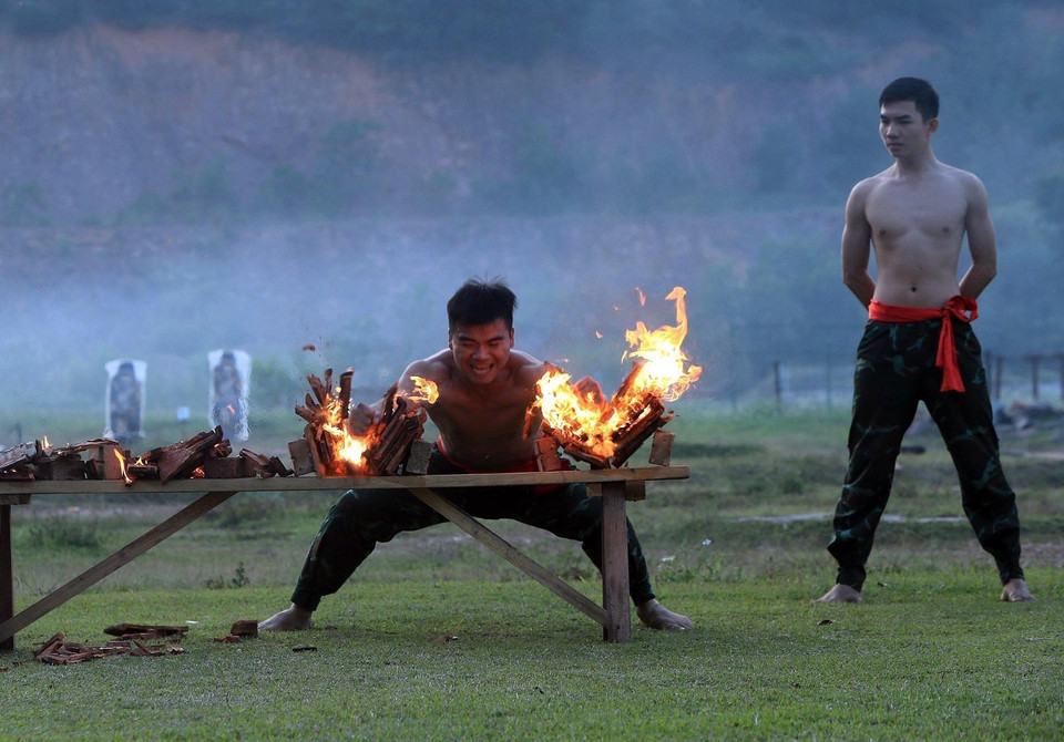 Chiến sỹ đặc công tập luyện công phá vật liệu cứng và nguy hiểm nhằm rèn luyện tính gan dạ trong chiến đấu. (Ảnh: An Đăng/TTXVN)