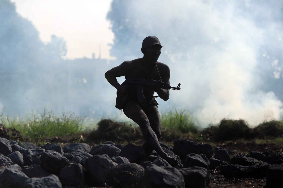 Người lính đặc công phải ngụy trang để hòa mình với môi trường xung quanh, sẵn sàng cho tình huống tiếp cận mục tiêu. (Ảnh: An Đăng/TTXVN)