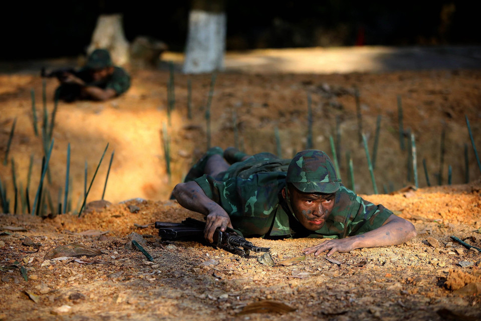 Vượt bãi chông trên thực địa là bài tập có một không hai của lính đặc công. (Ảnh: An Đăng/TTXVN)
