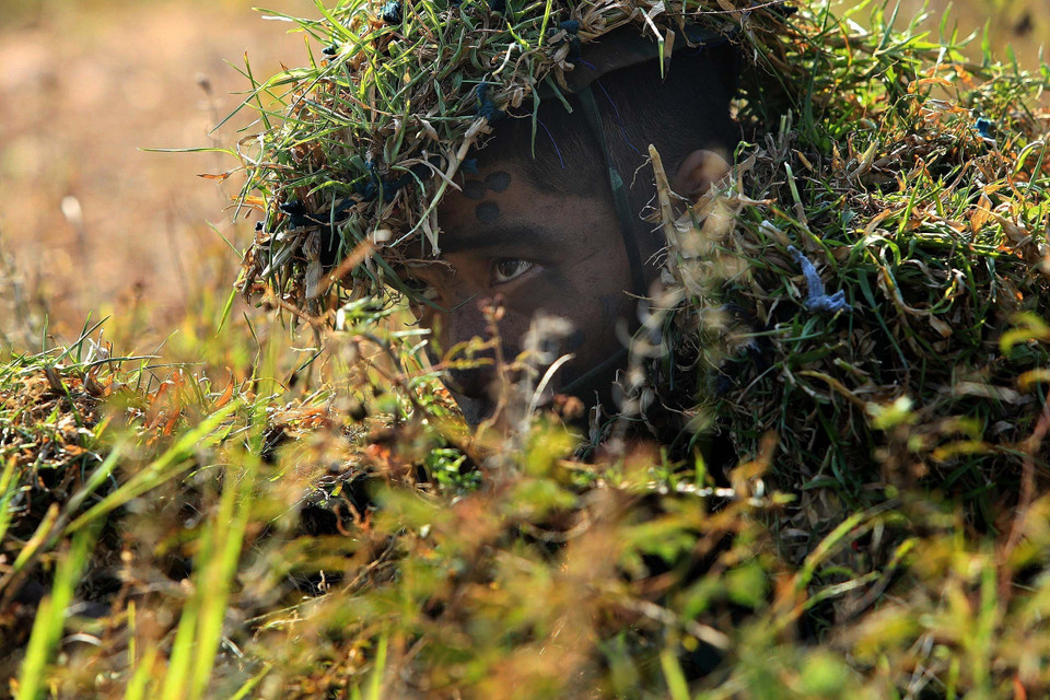 Chất liệu từ cây cỏ, đất màu, than... hay những nguyên liệu tự nhiên khác đều được các chiến sỹ đặc công sử dụng linh hoạt để hòa nhập môi trường chiến đấu, qua đó bí mật tiếp cận mục tiêu. (Ảnh: An Đăng/TTXVN)
