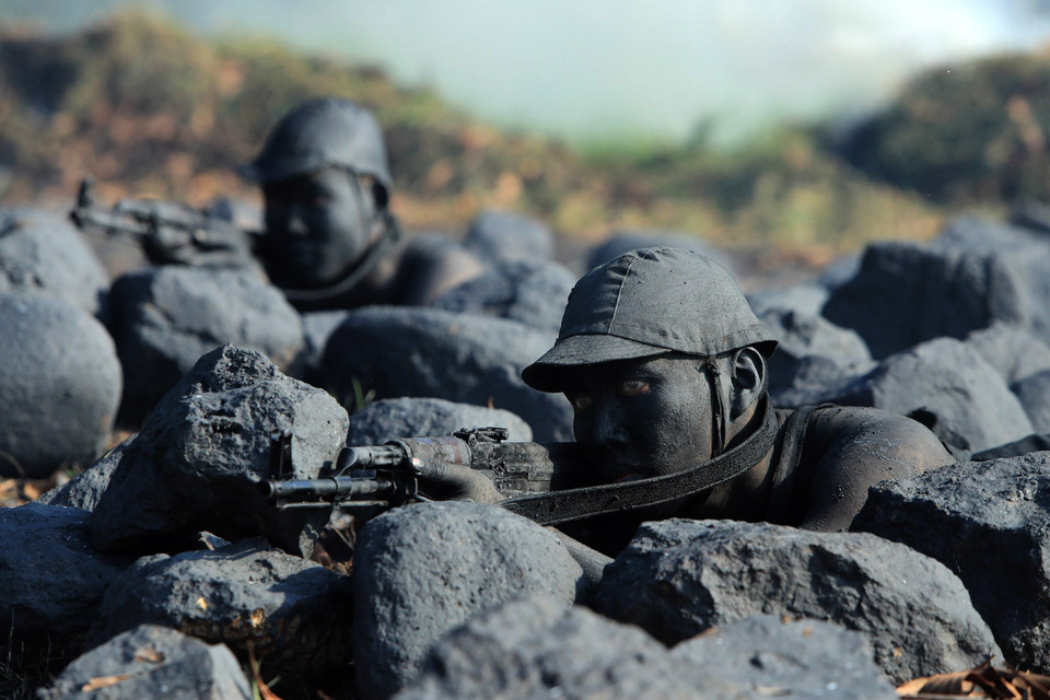 Theo tình huống tác chiến, người lính phải chọn phương thức ngụy trang để hòa nhập với môi trường xung quanh. (Ảnh: An Đăng/TTXVN)