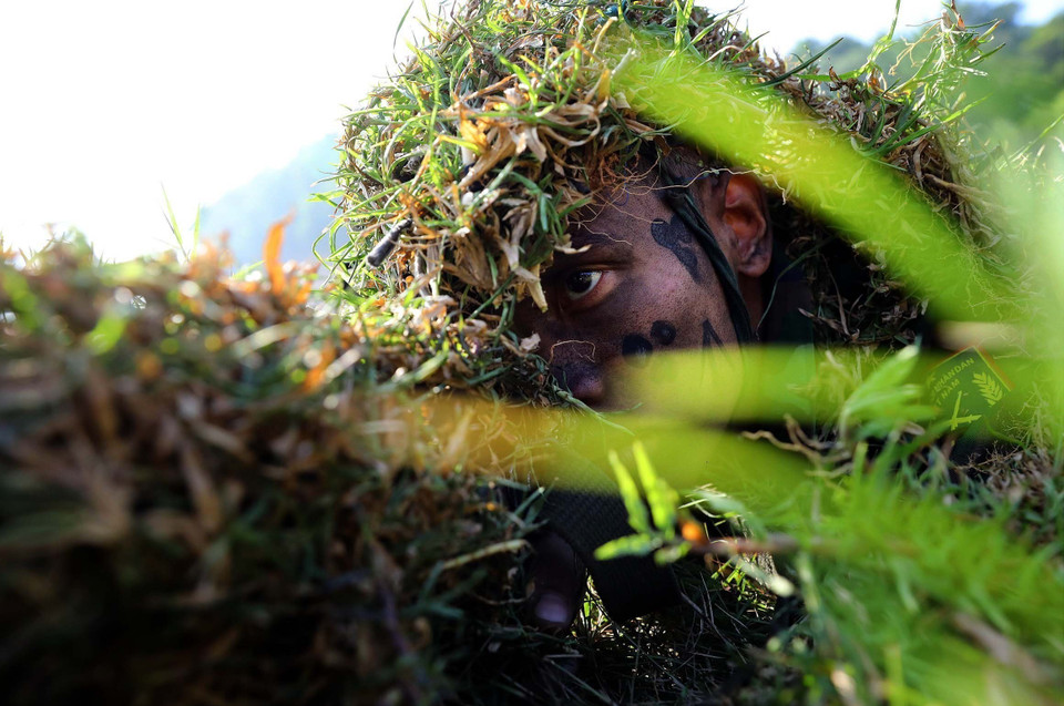 Chất liệu từ cây cỏ, đất màu, than... hay những nguyên liệu tự nhiên khác đều được các chiến sỹ đặc công sử dụng linh hoạt để hòa nhập môi trường chiến đấu, qua đó bí mật tiếp cận mục tiêu. (Ảnh: An Đăng/TTXVN)