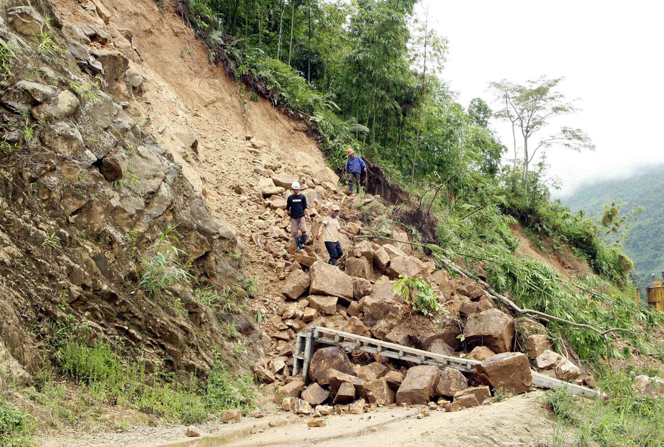 Trong những ngày qua, tại huyện Bát Xát xảy ra mưa lớn kéo dài, gây lũ quét cục bộ, sạt lở đất đá trên nhiều điểm đường giao thông nông thôn và nhà dân tại các thôn bản khiến đời sống người dân bị ảnh hưởng, rất may không có thiệt hại về người. (Nguồn: TTXVN)