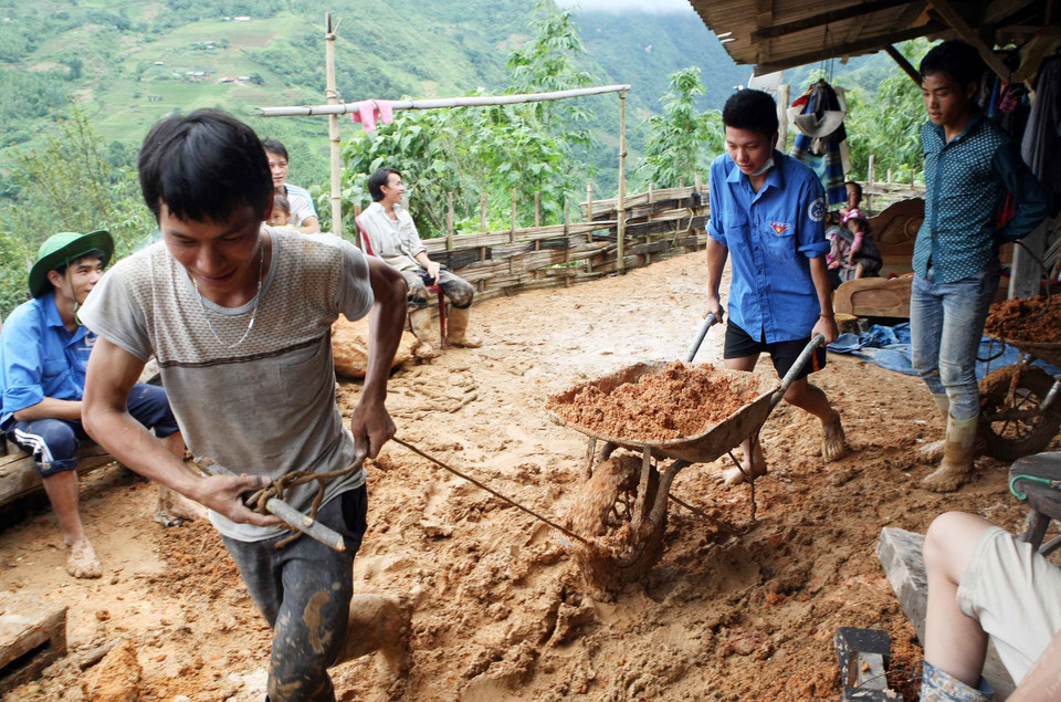 Với tinh thần “đâu cần thanh niên có”, Thành đoàn Hà Nội phối hợp với Đoàn Thanh niên huyện Bát Xát (tỉnh Lào Cai) lên đường đến những điểm sạt lở giúp nhân dân khắc phục hậu quả. (Nguồn: TTXVN)