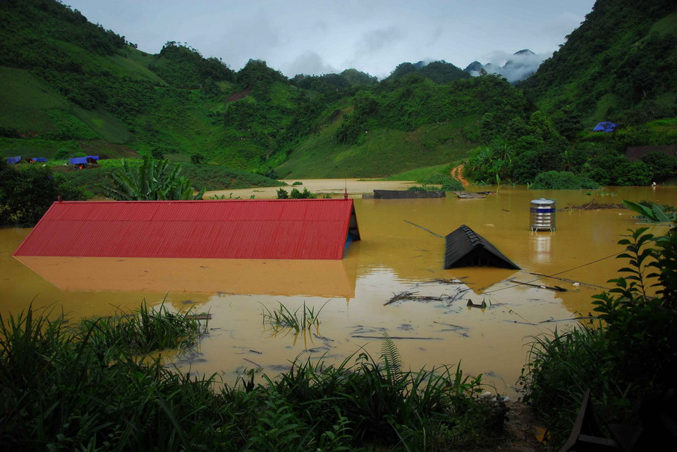 Nhà cửa, tài sản bị ngập trong nước lũ. (Ảnh: Xuân Tư/TTXVN)