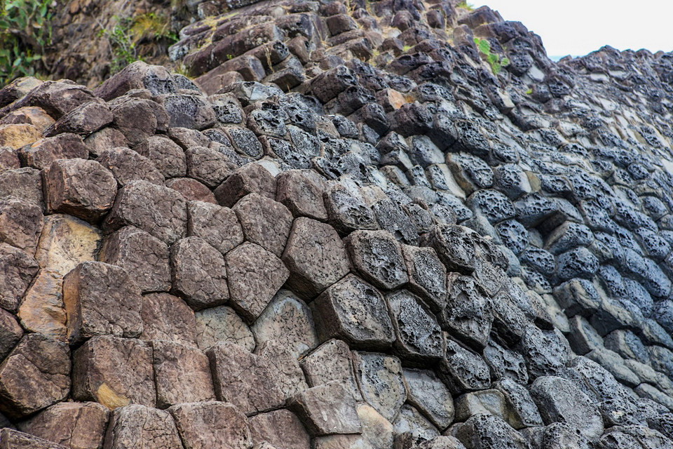 Nhìn từ xa, Gành đá trông giống như một tổ ong khổng lồ vô cùng kỳ vĩ. (Nguồn: TTXVN)