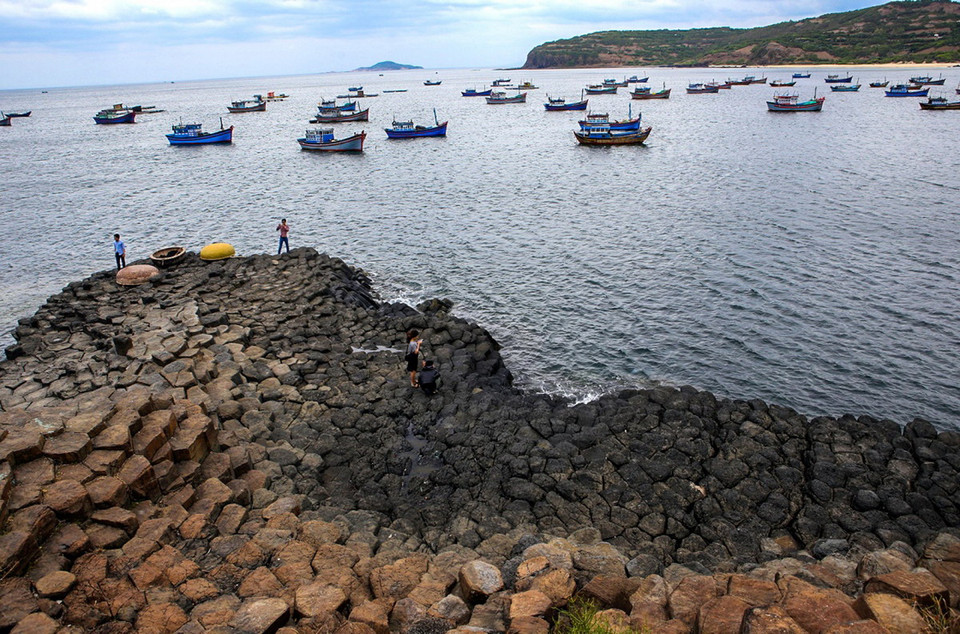 Gành Đá Đĩa, rộng khoảng 50m và trải dài hơn 200m, là một tập hợp các trụ đá hình lăng trụ xếp liền nhau, hòn nọ nối hòn kia từ bờ kéo dài ra tới biển. Bãi đá trải rộng san sát nhau chung một màu đen huyền bí, có trụ thẳng đứng, có trụ nghiêng vẹo, xếp tầng chồng lên nhau trong như chồng bát đĩa. 
