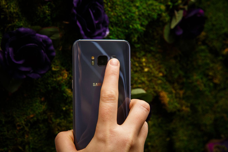 Bộ cảm biến dấu vân tay nằm ở vị trí cao bất thường ở mặt sau của điện thoại, gây lúng túng cho người dùng khi cầm và mở máy. 