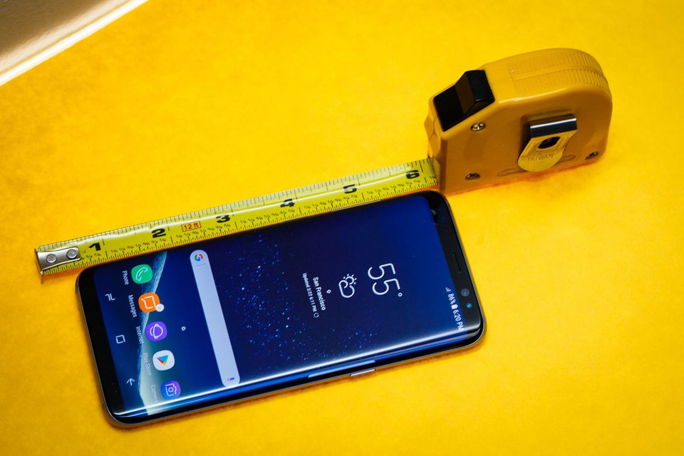 Samsung nêm chặt màn hình vô cực vào một thân máy nhỏ hơn.