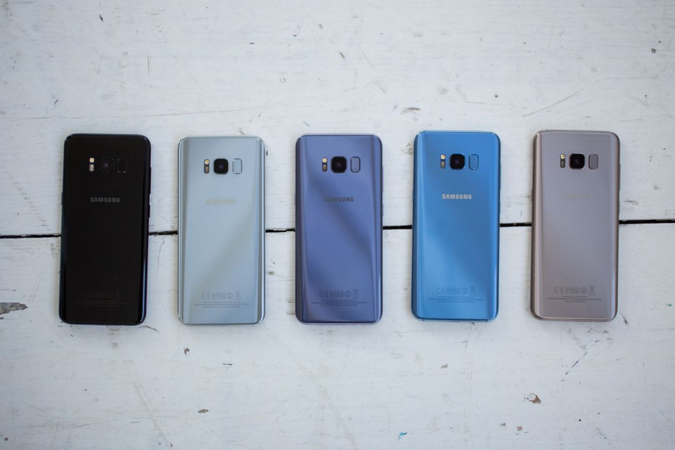 Máy có 5 phiên bản màu sắc: (từ trái qua) midnight black, arctic silver, orchid grey, coral blue và maple gold.