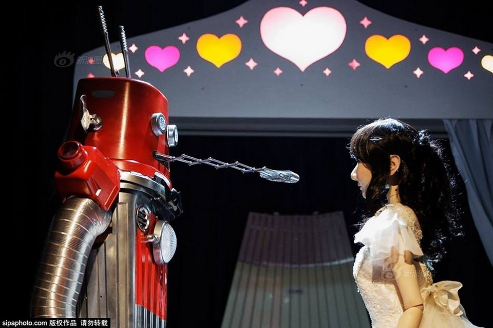 Nếu bạn cho rằng đám cưới này chỉ được tổ chức một cách sơ sài và không có những lễ nghi như đám cưới của con người thì bạn hoàn toàn sai lầm. (Nguồn: cctvnews)