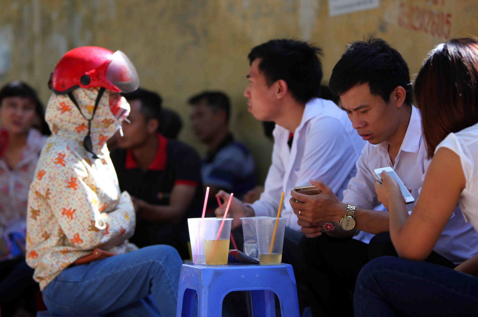 Quán trà đá luôn thu hút đông đảo người dân trong những ngày nắng nóng. (Ảnh: Quý Trung/TTXVN)