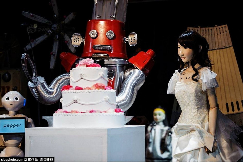 Đám cưới diễn ra với đầy đủ nghi thức mà không kém phần trang trọng. Cô dâu chú rể cùng nhau bước tới lễ đường, giao duyên và cắt bánh. (Nguồn: cctvnews)