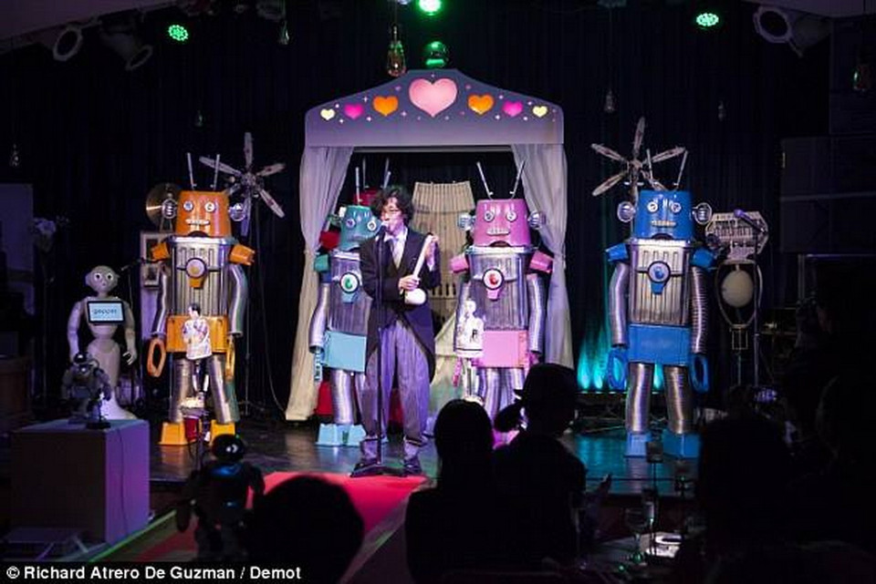 Cô dâu Roborin được tạo ra bởi Takayuki Todo. Có lẽ nhằm thu hút sự chú ý của người dân Nhật Bản, cô dâu này có tạo hình rất giống với thành viên của nhóm nhạc nữ AKB48 của nước này. (Nguồn: cctvnews)