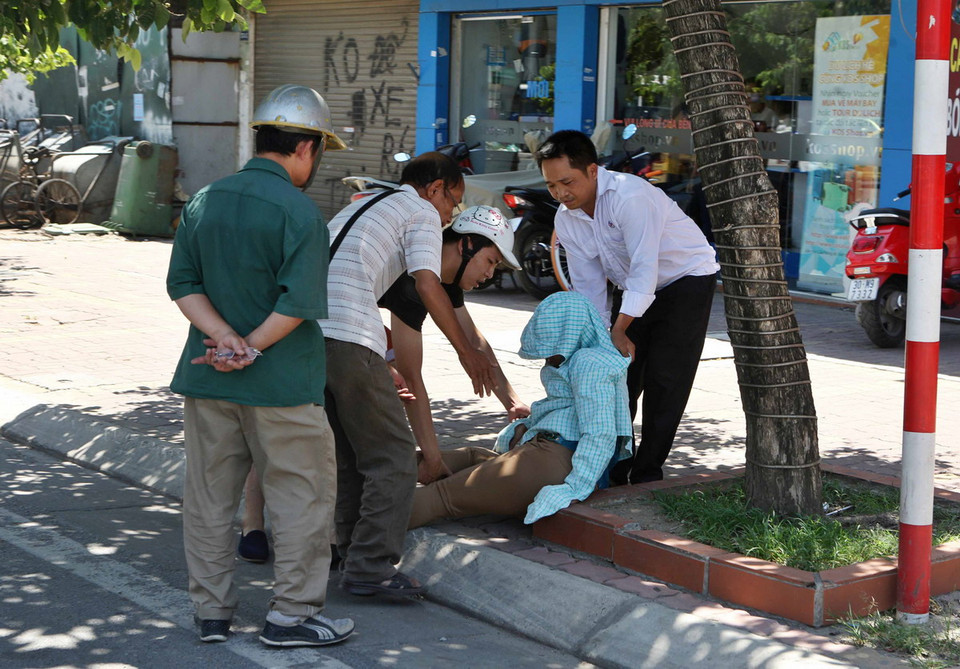 Nhiệt độ quá nóng, gây ảnh hưởng tới người tham gia giao thông. (Ảnh: Minh Quyết/Vietnam+)