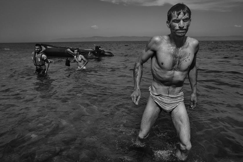 Một người nhập cư bơi vào bờ biển Lesbos (Hy Lạp) sau khi thuyền của anh bị chìm ngoài biển. (Nguồn: Time)