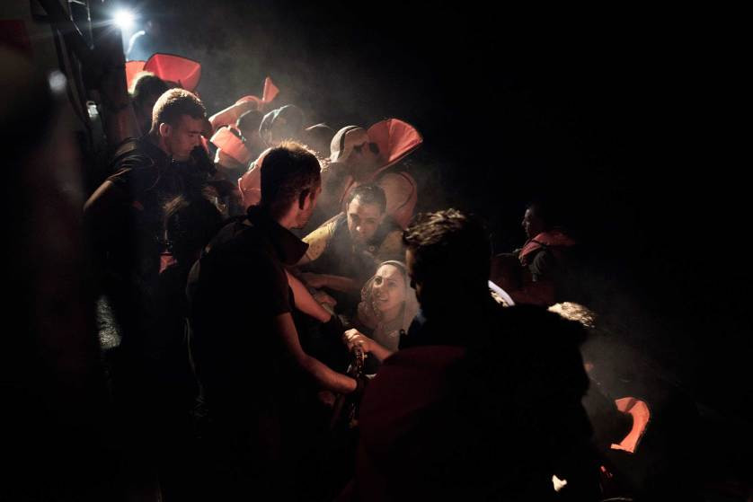 Những người tị nạn Syria gào thét trên thuyền cao su khi họ tới bờ biển Hy Lạp. Các nhân viên an ninh bờ biển được lệnh giải cứu tất cả những người tị nạn mà họ thấy trên biển Aegean. (Nguồn: Time)