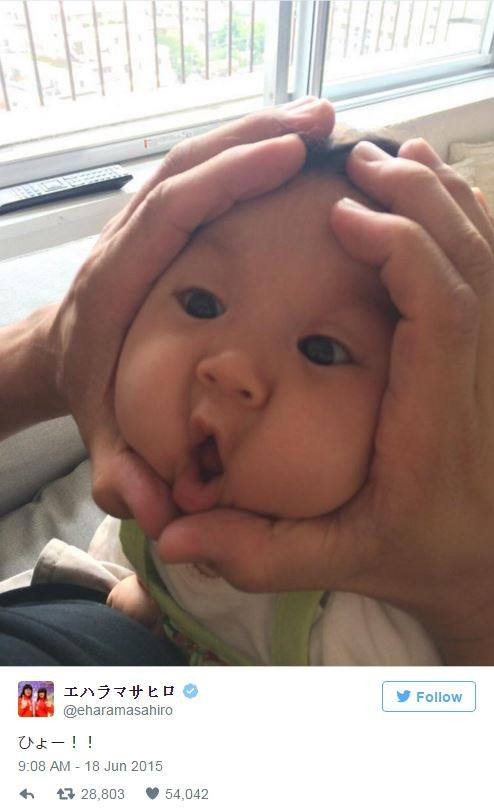 Trào lưu này bắt nguồn sau khi diễn viên hài kịch Nhật Bản Masahiro Ehara đăng tải hình ảnh bóp mặt con thành hình tam giác trên mạng Twitter vào tháng Sáu. Các bậc cha mẹ khác cũng bắt chước theo hành động này với hashtag #Riceballbaby. (Nguồn: CCTVNews)