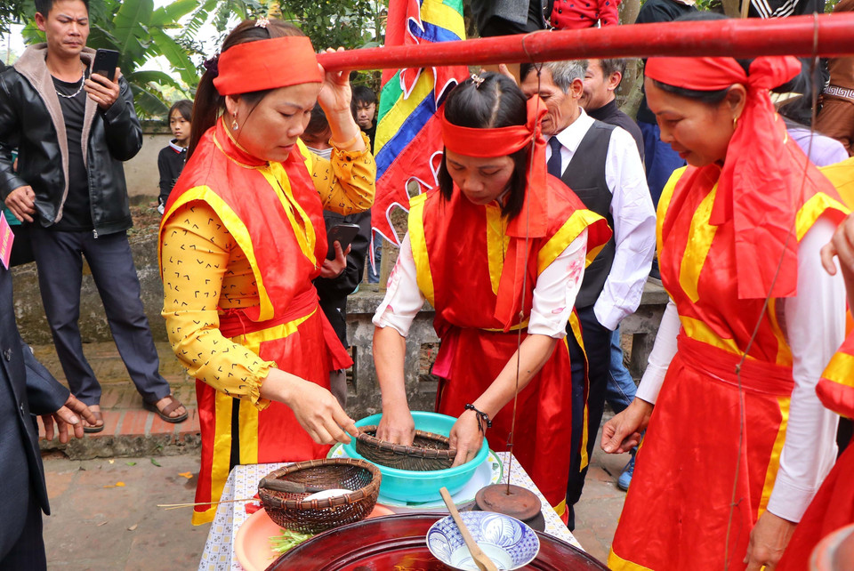Gạo được đãi sạch vỏ trấu còn sót lại và cho vào niêu đất. (Ảnh: Trung Kiên/TTXVN)