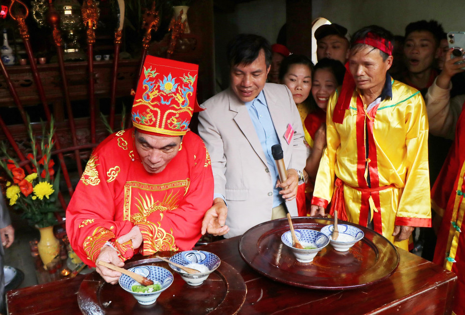 Cụ chủ tế là người thẩm định phần thi của hai đội. Dù thắng hay thua, cả hai đội đều vui vẻ và sau đó tham gia vào các trò chơi trong lễ hội. (Ảnh: Trung Kiên/TTXVN)