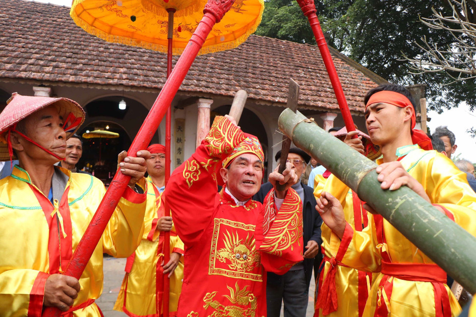 Cây tre dùng để kéo lửa được cụ chủ tế chẻ đôi chia cho hai đội. (Ảnh: Trung Kiên/TTXVN)