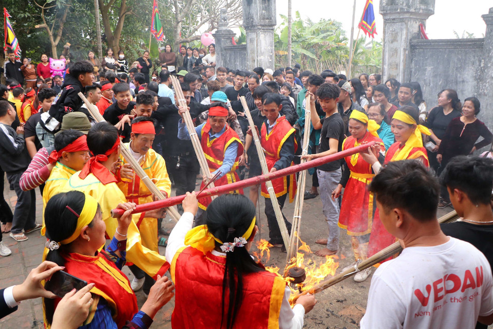 Phần thổi cơm luôn là tâm điểm của cuộc thi, thu hút được đông đảo người dân xem và cổ vũ cho hai đội. (Ảnh: Trung Kiên/TTXVN)