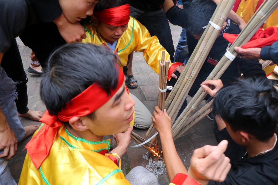 Khi lấy được lửa, các đội nhanh chóng đốt các bó đuốc được làm từ thân cây lứa để chuẩn bị cho cuộc thi. (Ảnh: Trung Kiên/TTXVN)