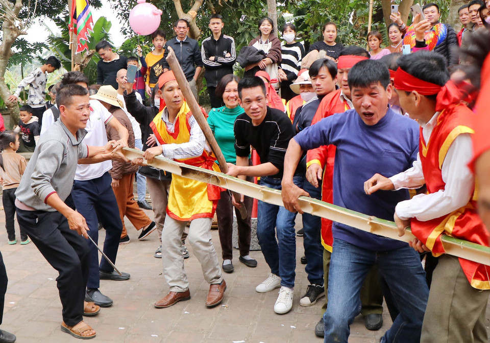 Ngay khi nhận được phần tre của mình, hai đội nhanh chóng tổ chức kéo lửa để thổi cơm. (Ảnh: Trung Kiên/TTXVN)