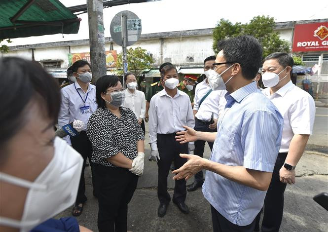 Phó Thủ tướng Vũ Đức Đam thăm hỏi người dân trên địa bàn Quận 4 (Thành phố Hồ Chí Minh). (Ảnh: TTXVN)