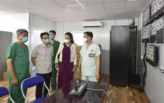 Phó Thủ tướng Vũ Đức Đam thăm Trung tâm hồi sức tích cực của Bệnh viện Việt Đức, Thành phố Hồ Chí Minh. (Ảnh: TTXVN)