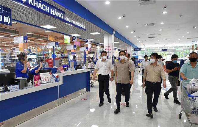 Phó Thủ tướng Vũ Đức Đam kiểm tra công tác phòng chống dịch COVID-19 tại siêu thị Coop Mart đường Trường Chinh, quận Tân Bình (Thành phố Hồ Chí Minh). (Ảnh: TTXVN)