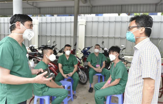 Phó Thủ tướng Vũ Đức Đam thăm Trung tâm hồi sức tích cực của Bệnh viện Việt Đức, Thành phố Hồ Chí Minh. (Ảnh: TTXVN)